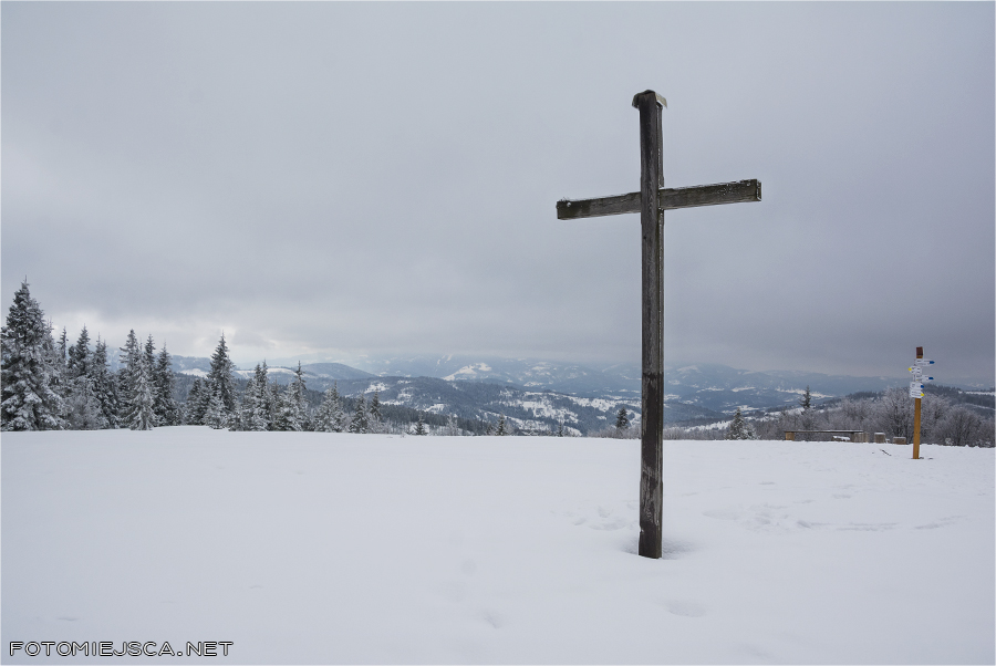 niebieski szlak na Jałowiec Hala Trzebuńska Beskid Makowski zima w górach