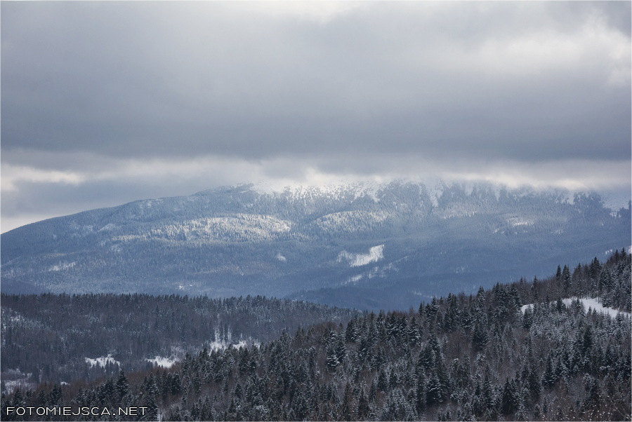 widok na Babią Górę Babia Góra Schronisko w Murowanej Piwnicy Opaczne Beskid Makowski zima w górach