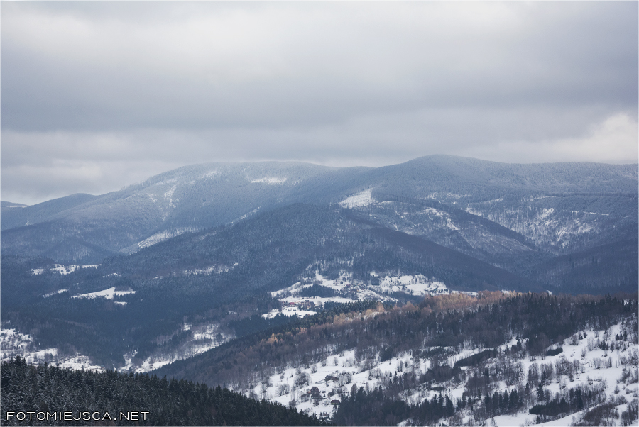 widok na pasmo Policy Polica Schronisko w Murowanej Piwnicy Opaczne Beskid Makowski zima w górach