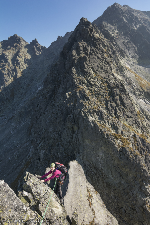 Żabi Koń wschodnia grań Tatry Wysokie uskok drugi wyciąg widok na Dolnego Konia i Rysy