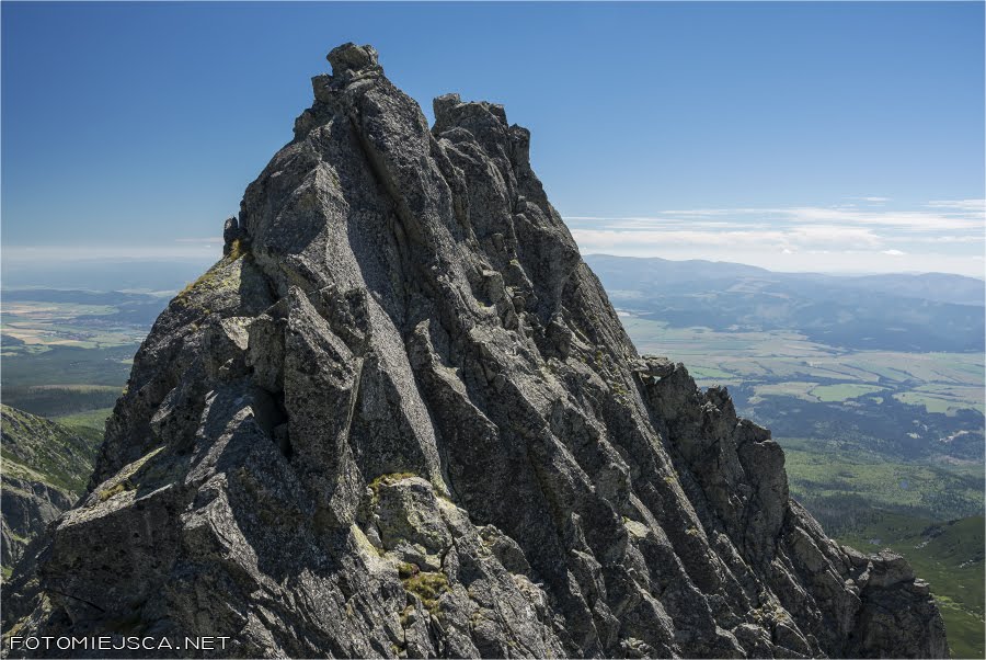 Skrajna Soliskowa Turnia widziana z Niżniej Soliskowej Ławkii Grań Soliska Tatry Wysokie