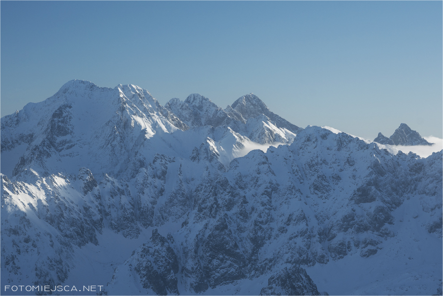 Lodowy Szczyt Durny Szczyt Łomnica Pośrednia Grań Tatry Wysokie zimą widok z Przełęczy Waga