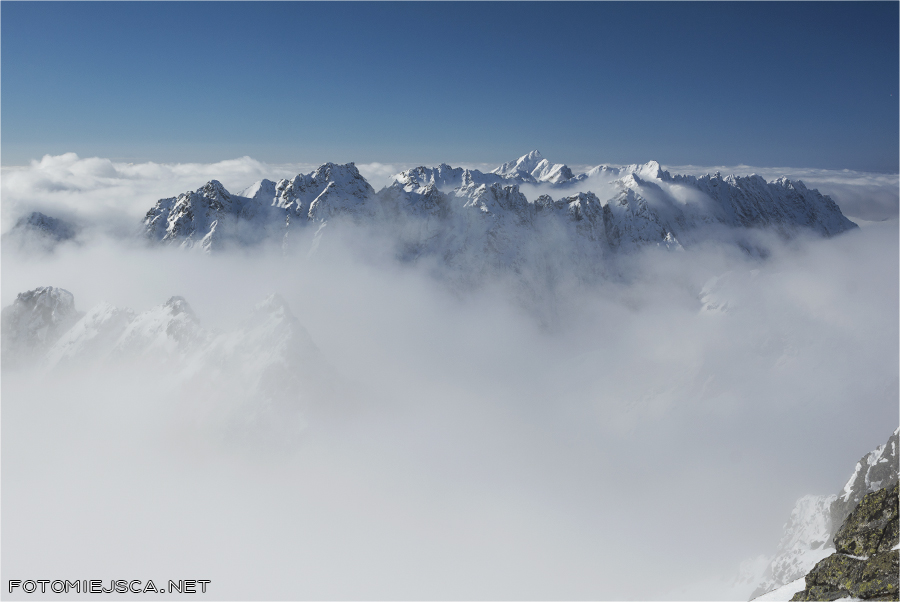 Grań Baszt ponad chmurami w drodze na Ciężki Szczyt Tatry Wysokie zimą