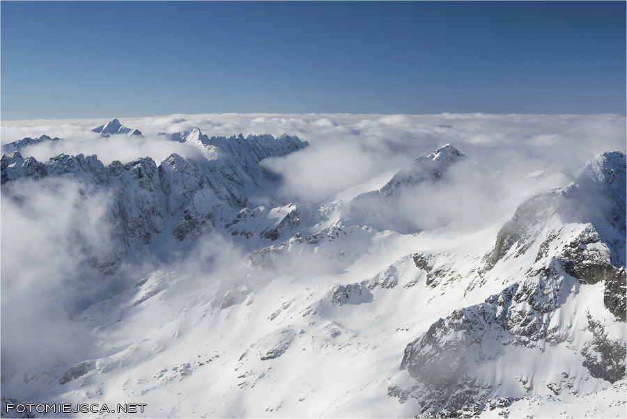 morze chmur widok ze szczytu Ciężki Szczyt Tatry Wysokie zimą
