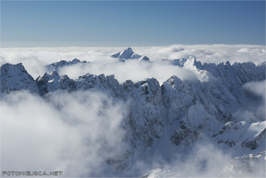 Krywań Grań Baszt morze chmur widok ze szczytu Ciężki Szczyt Tatry Wysokie zimą