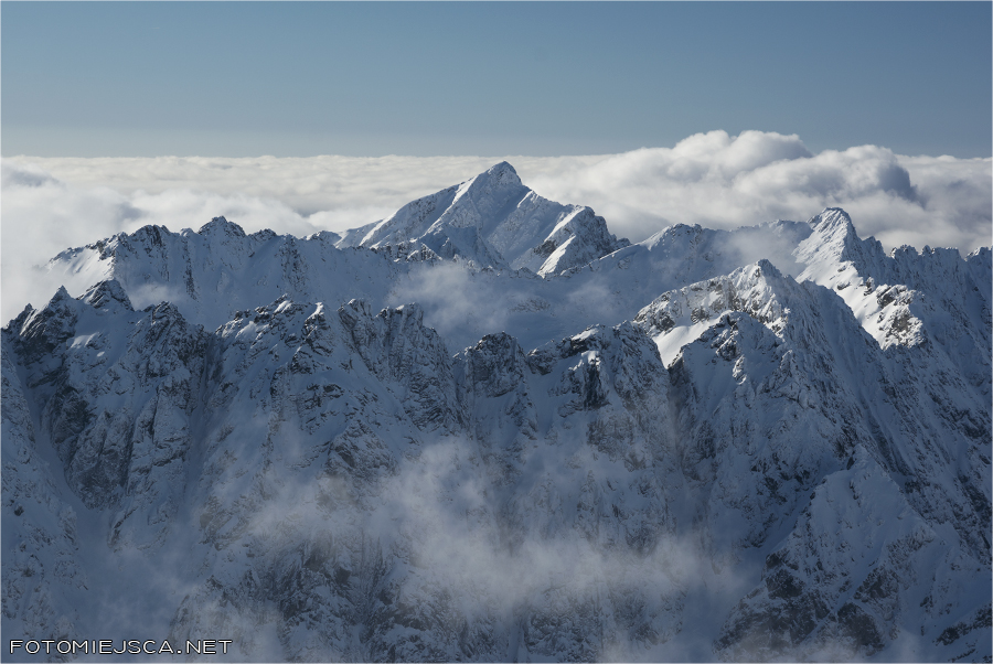 Krywań morze chmur widok ze szczytu Ciężki Szczyt Tatry Wysokie zimą